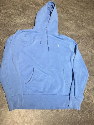 Ralph lauren hoodie - Säljer den här feta Ralph lauren hoodien som är äkta givetvis, den är i storlek M och är i jätte bra skick. MVH luxury