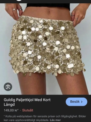 Guldig paljettkjol med kort längd - Glittrig minikjol i guld täckt sopaljetter som ger ett riktigt statement-plagg. Kombinera med en enkel topp för en snygg look. Köpt här på plick men är i jättebra skick. Pris kan diskuteras 