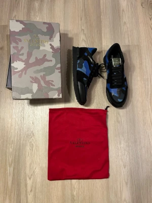Blåa Valentino Rockrunners - Säljer nu ett par Blåa Valetino Rockrunners  Skorna är i storlek 42 De är helt nya endast testad, allt på omslags bilden följer med vid köp. Tveka inte på att köra av dig vid frågor och funderingar. Priset är inte hugget i sten Skickar alltid inom 24 timmar