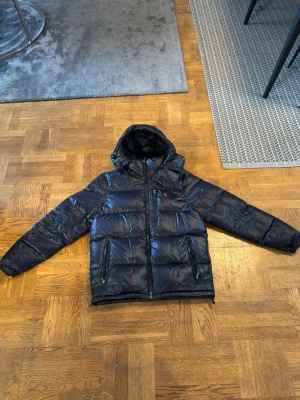 Mörkblå jacka från Ralph lauren - Tjena säljer nu min jacka på grund av att jag inte använder den längre. Perfekt til vinter och även höst. 