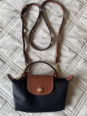 Svart LONGCHAMP  - Svart brun LONGCHAMP med guld detaljer.  ‼️ FAST PRIS‼️