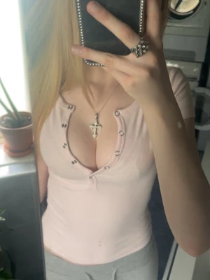 rosa t-shirt med knappar - ljusrosa t-shirt med knappar, man kan även ha helt knäppt. storlek xxs. passar xs också. aldrig använd 