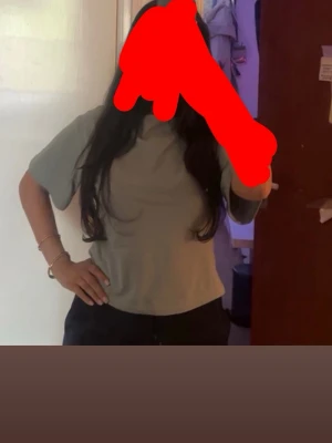 Grön basic t-shirt - Enkel grön t-shirt med korta ärmar och rund hals. Perfekt till jeans eller shorts för en avslappnad stil. T-shirten har en rak passform och är tillverkad i mjukt material.