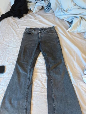 Bootcut jeans  - Säljer ett par gråa jeans från Perfect Jeans med utsvängda ben. Jeansen har normalhög midja och är tillverkade i stretchigt denimtyg för en bekväm passform. Perfekta för dig som gillar en trendig och avslappnad stil.