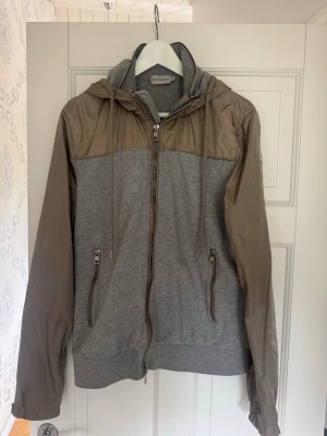 Moncler cardigan - Snygg ovanlig cardigan från moncler som man inte ser ofta, säljer pga för liten, står xl men passar mer storlek Medium, mellan 175 - 185cm så sitter den perfekt. Bra skick, inga fläckar eller slitage. 