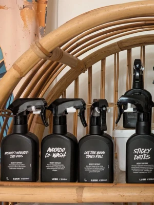 Lush splitpaket  - 4 stycken 10 ml glasdekanter med spray ✨️Välj bland dessa dofter 🍭Snowfairy 🍓Strawberry feels forever 🥛Milky bath 🥑Avocado co-wash 🫐The comforter 🍇Grape soda ✨️Sex bomb🍿Let the good times roll 🍯Honey I washed the kids 🍬Sticky dates 