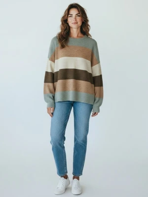 Randig stickad tröja från ONLY - Snygg stickad tröja från ONLY med breda ränder i grönt, beige, brunt och vitt. Tröjan har en avslappnad passform, rund halsringning och långa ärmar. Perfekt för dig som gillar en chill och trendig stil. Storlek L. Se sista bild, början av ett hål. 