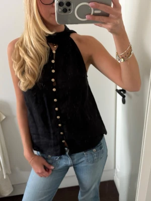 Halterneck topp med knappar och scarf Zara - Supersnygg halterneck topp med guldknappar + scarf från Zara. Passar perfekt till vardag eller utgång. Nypris 400kr, säljer för 100kr.