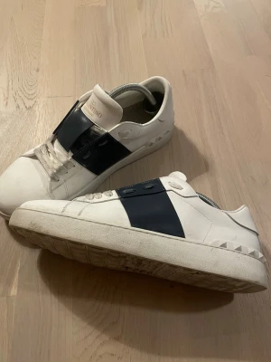 Valentino open skor - Snygga vita/blåa valentino skor i storlek 43. De är i bra i skick, lite små skavanker på några ställen men inget som påverkar skorna! Obs det står 45 i skorna men dom men passar ej det. Passar 43. Hör av er vid frågor!🔥🤝