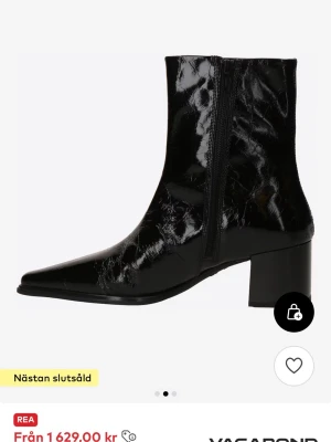 Vagabond GISELLE boots - Snygga svarta boots från Vagabond i lackmaterial. Modellen har spetsig tå, klacken är 5/6 cm (lätta att gå i). Aldrig använda, därav priset💓