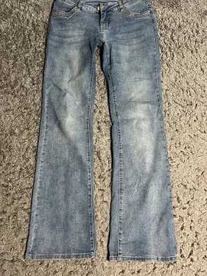 Ljusblå bootcut jeans med brodyr - Jeans från madlady storlek 40. Aldrig använda. Tjejen på bilden är 169 och har vanligtvis 38.