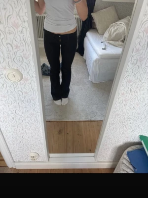 Svarta jeans från cheap monday - Säljer ett par svarta bootcut jeans från cheap monday. Jeansen har låg midja, perfekt för en trendig och avslappnad look. Passar mig som är ca 169 och har storlek S.