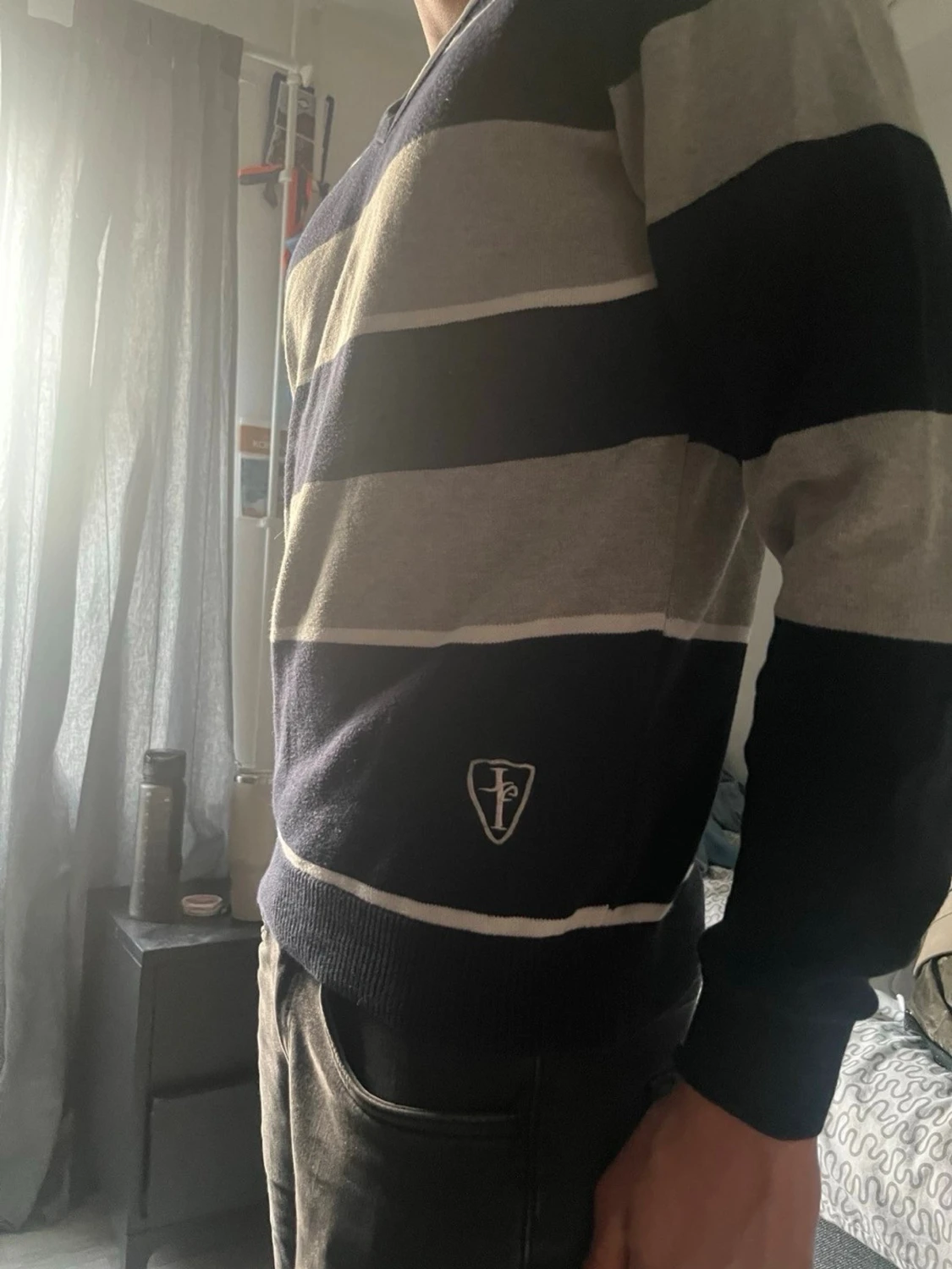 Randig tröja med V-ringning - 1