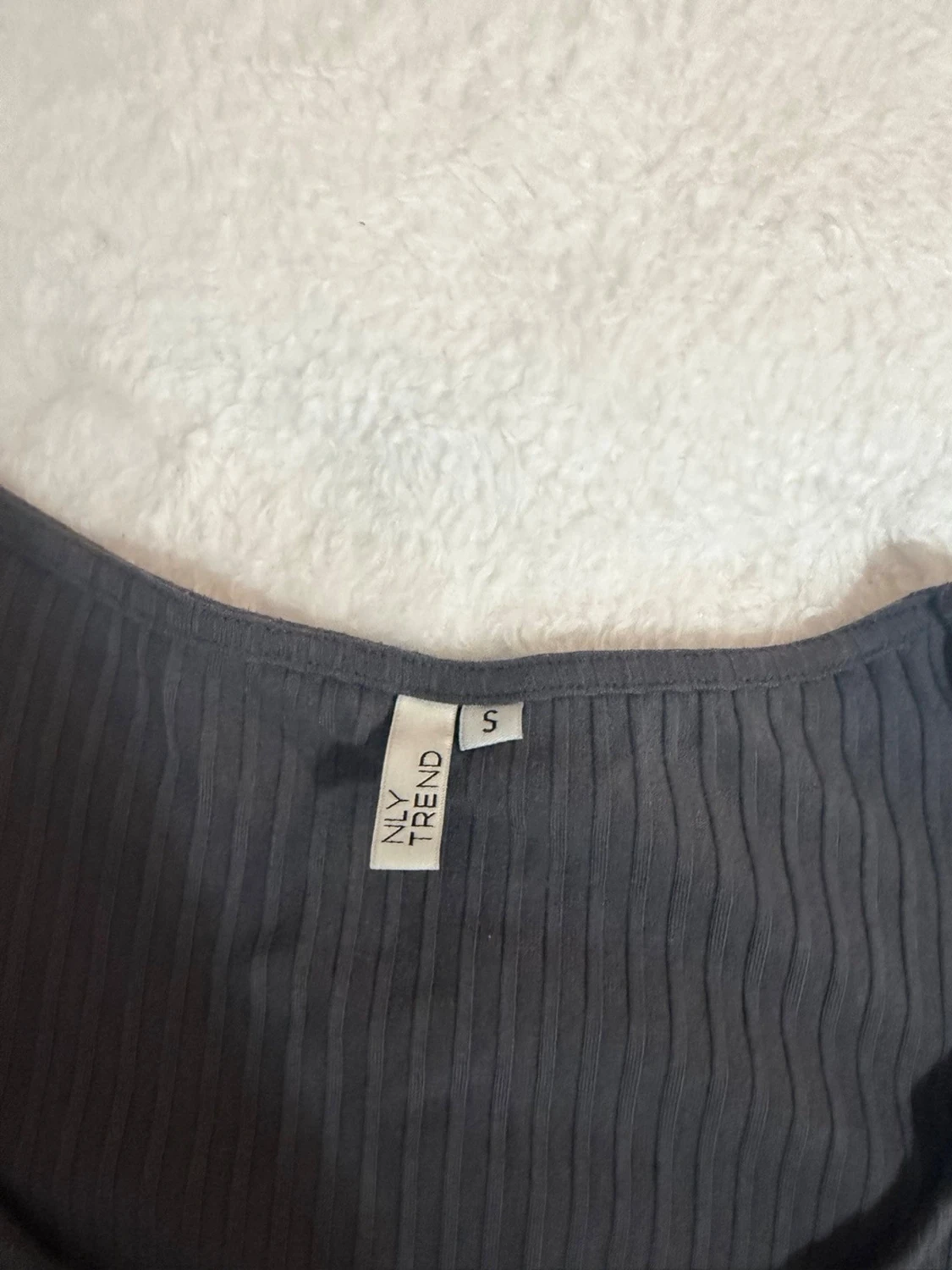 Mörkgrå ribbad body från NLY Trend - 1