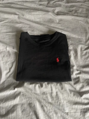 Svart t-shirt från Polo Ralph Lauren - Hej, säljer nu en svart t-shirt från Polo Ralph Lauren i mycket bra skick, knappt använd. Pris kan såklart gå ner vid snabb affär. Hör av er vid frågor! 👌
