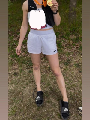 Vita löparshorts 2 in 1 Nike - Säljer dessa snygga vita löparshortsen med innershorts. Väldigt sköna och bekväma med resår i midjan. Använda 3 gånger, så i väldigt fint skick! Shortsen har fickor på sidorna. Strl XS 400kr+frakt 🤍