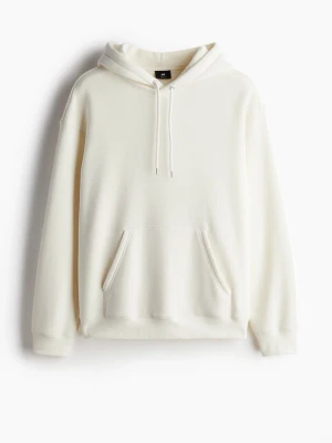 Vit hoodie från H&M - Säljer en vit hoodie från H&M i storlek M. Den har en klassisk design med känguruficka och justerbar huva. Perfekt för en avslappnad stil.