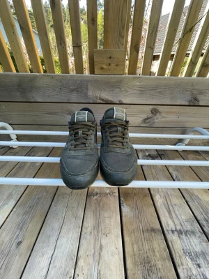 Valentino sneakers svart/röd - Snygga Valentino Rockrunners Khaki. Läder framtill samt röd läderdetalj på hälen.