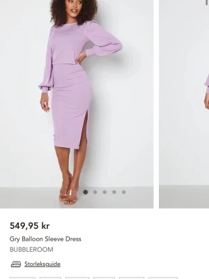 Ljuslila klänning med ballongärmar - Snygg ljuslila klänning från Bubbleroom med ballongärmar och slits på sidan. Klänningen har en kroppsnära passform och är knälång med rund halsringning. Perfekt för dig som vill sticka ut med en trendig och feminin look.
