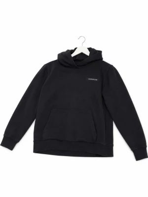 Svart hoodie från Peak Performance  - Svart hoodie från Peak Performance med liten vit logga på bröstet. Klassisk modell med huva och stor magficka framtill. Mjuk bomullsblandning och ribbade muddar vid ärmslut och nederkant. Perfekt för en chill och stilren look.