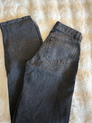 Svarta raka jeans - Gina tricot  - Snygga svarta jeans med rak passform från Gina tricot 