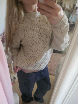Beige stickad tröja med hålmönster - Säljer en beige stickad tröja från 157 med snyggt hålmönster och rund halsringning. Endast använd en gång och därför i mycket bra skick. 💓