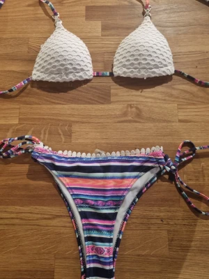 Färglad bikini - En utmärkt semester bikini med vaderade kupor, passar xs till s då du kan knyta den hur du vill
