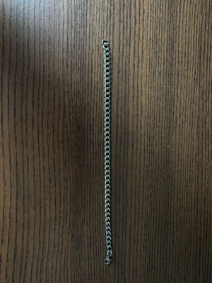 Stainless steel kedjearmband 19 cm - Snyggt kedjearmband i silverfärgad metall med klassisk design. Armbandet har en enkel och stilren look med platta länkar och ett smidigt lås. Perfekt accessoar för att lyfta din outfit med en modern touch.
