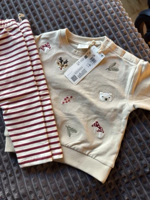 Beige set med broderier & randiga byxor - Baby girl Lindex set. Size 62. 2-4months. New and tagged with lindex box. Bought for 279kr.