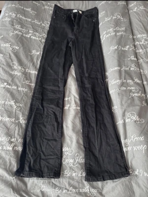 Svarta bootcut jeans  - Säljer ett par svarta bootcut jeans i storlek XS. Jeansen har utsvängda ben och klassisk femficksdesign. Använt 2ggr