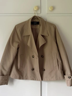 Beige trenchcoat  - Beige trenchcoat från VeroModa Storlek M Som ny! 💛