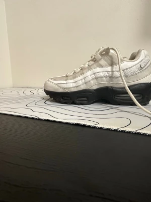 Nike air Max 95 - Bra skick, använda men nästan som nya.