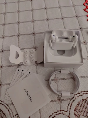 AirPods Pro 3 - AirPods Pro från Apple med vit laddningsetui, extra silikonpluppar och USB-C kabel. Hörlurarna har en stilren och kompakt design med in-ear passform och brusreducering. Allt originaltillbehör och manualer medföljer. Perfekt för musik, poddar och samtal.