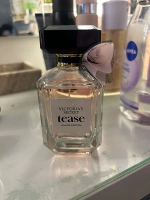 Victoria's Secret Tease EdP 100ml - Såå god parfym från Victoria secret, luktar så somrigt! Säljer då jag har många andra parfymer jag använder