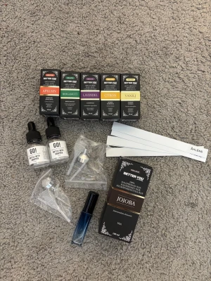 Set med eteriska oljor och jojobaolja (20ml!!) - Ett kit med eteriska oljor i dofterna apelsin, bergamott, lavendel, citron och vanilj samt en flaska ekologisk jojobaolja. Inkluderar två pipetter, parfymprovstickor och en liten blå glasflaska. Perfekt för DIY hudvård och aromaterapi. Funkar också för att skapa egen parfym, av jojoba oljan så kommer det bara med 20ml!!!!