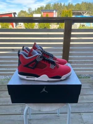 Jordan 4 Toro Bravo - Hej kollar om det finns nåt intressant byte mot mina toro bravos. Helt nya alltså DS med alla tillbehör. Köpta på SNKRS app, mest intressant är andra nike/jordan eller nike x off white samt nike x supreme. Tar även bud