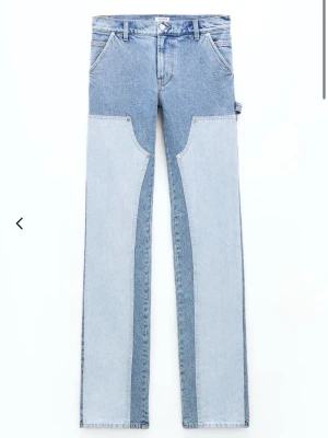 Super coola jenas från filippa K!!  - Unika tvåtonade jeans med raka ben och patchwork-design i ljus- och mellanblå denim. Snygga kontrastsömmar och klassisk femficksmodell. Perfekta för dig som vill sticka ut med en trendig och modern look. Bra skick och nypris 2900kr 