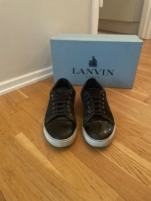 Lanvins skor - Snygga lanvins som är använda mycket. Uk 6 som motsvarar ungefär 41. Man får med skor och box vid köp. Det är ingen sula i skorna så man måste lägga i en egen sula. Sitter bra nu till sommaren☀️ priset är inte helt hugget i sten🪨 bara höra av er vid frågor🙌
