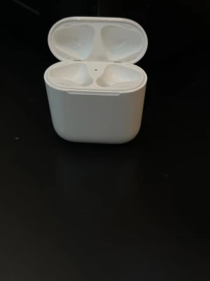 Apple AirPods laddningsetui vit - Säljer ett vitt laddningsetui till Apple AirPods. Etuiet har en stilren och kompakt design i blank plast och är perfekt för att ladda och förvara dina trådlösa hörlurar. Passar smidigt i fickan och är lätt att ta med överallt.