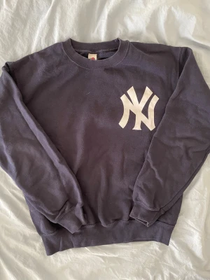 NY sweater - Knappt använd nästan som ny, asfet NY sweater. Hör av er vid funderingar!