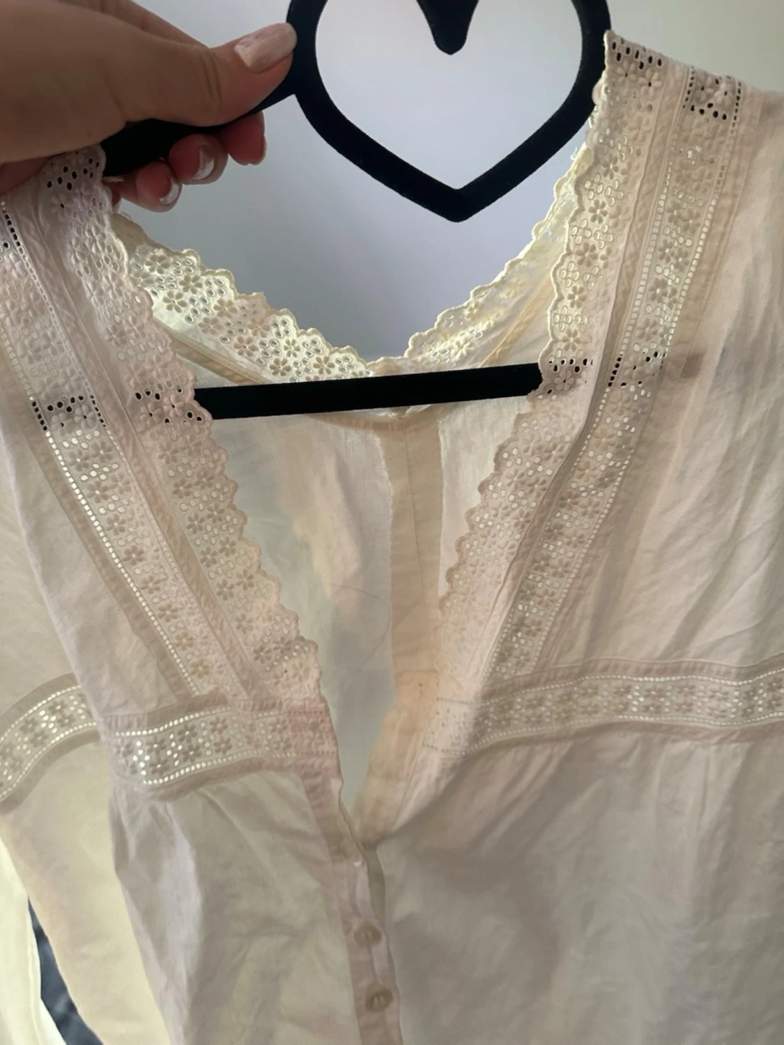 Vit blus med spetsdetaljer - 3