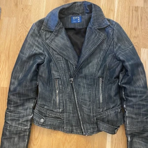 vintage svart/grå jeans jacka - snygg jeans/läder jacka köpt second hand för länge sen. ordinarie pris cirka 1000. säljer på grund av att den inte är min stil länge, storlek Medium passar även Small.🎀💝
