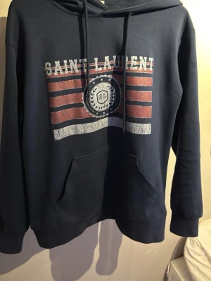 Saint Laurent hoodie - Fin saint laurent hoodie i jätte bra skick. Byten kan också vara intressant priset är inte hugget i sten🤩