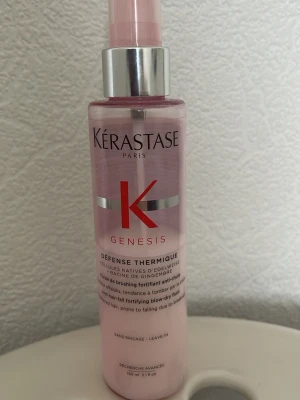 Kérastase hårvård  - Produkten är ett värmeskydd för håret , som stärker och skyddar mot håravfall vid borstning och styling. Kan se hur mycket det är kvar i.  KOM MED PRISFÖRSLAG!💕