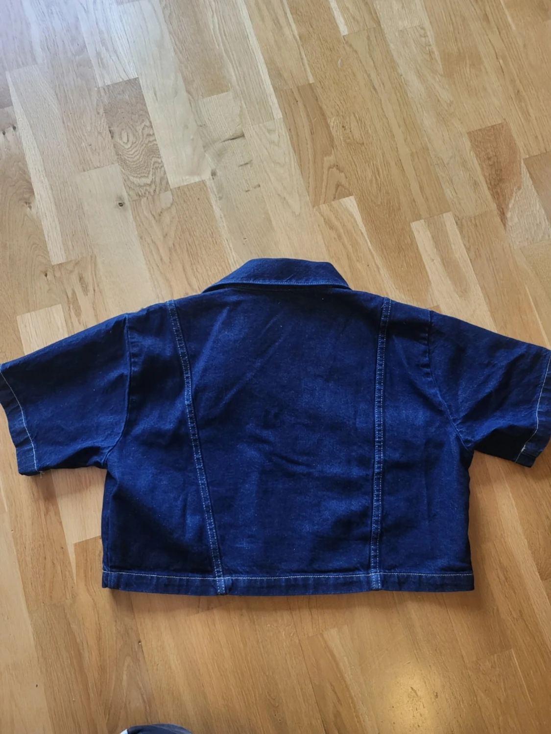 Mörkblå croppad jeansjacka/topp i denim - 2