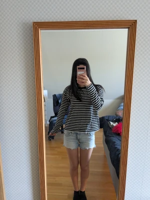 Svartvit randig tröja från Dobber - Svart och vit långärmad tröja från Dobber med klassiskt horisontellt randigt mönster. Tröjan har rund halsringning och ribbade muddar vid ärmslut och hals. Perfekt för en chill och stilren look.