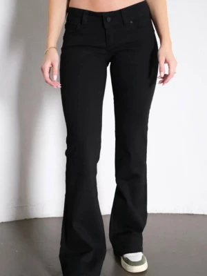 Svarta bootcut jeans från Abrand  - Snygga svarta bootcut jeans från Abrand med klassisk femficksmodell och låg midja. Jeansen har utsvängda ben och stängs med knapp och dragkedja. De är i storlek 26 Tall. Midjemått: 38cm Innerbenslängd: 81cm. De är lite lite slitna längst ner på ena benet men bortsett från det är de i toppenskick 💗