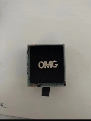 OMG ring i guld med stenar  - Omg ring från ioaku. Man ser att den e lite andvände på baksidan men annars jätte fin. Går även att göra större och mindre så passar alla. 
