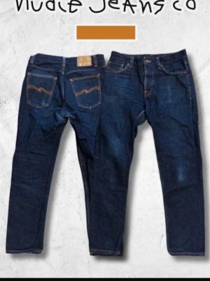 Nudie Jeans Steady Eddie II - Dry Nudie Jeans är lite slitna vid grenen och har blivit lagade men inget man ser eller tänker på!  Storlek: L30 W30  Modell: Steady Eddie II  Rak passform  Nypris 1600kr