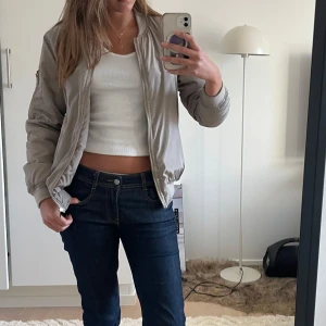 Beige bomberjacka från New Look - Säljer en skit snygg beige grön bomberjacka från New Look. Jackan har dragkedja framtill och en ficka med dragkedja på ärmen. Perfekt för en liten kallare sommardag🥰❤️